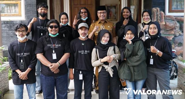 Marfendi Lepas Teater Seni Balai Bukittinggi ke Festival Teater Remaja Tingkat Provinsi