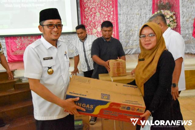 Hendri Septa Serahkan Bantuan dari Pokir 14 Anggota DPRD, 990 UMKM Terima Peralatan Kerja