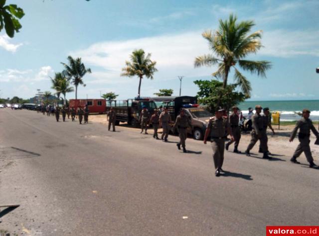 Pemko Buru PKL Berbecak Motor di Pantai Padang