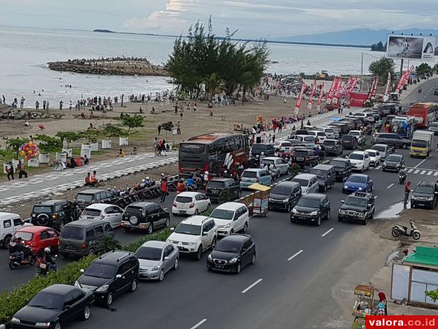 Pantai Padang jadi Primadona di Libur Akhir Pekan