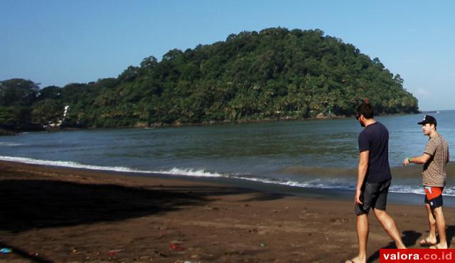 Ada Kejutan di Pantai Padang Saat Pergantian Tahun