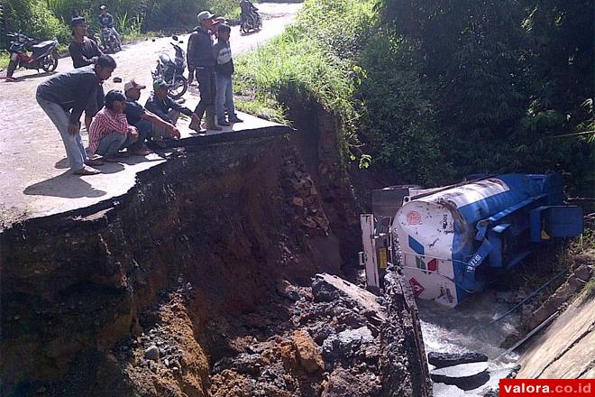 Jalan Sungaipenuh-Tapan Putus, Ratusan Kendaraan Terjebak