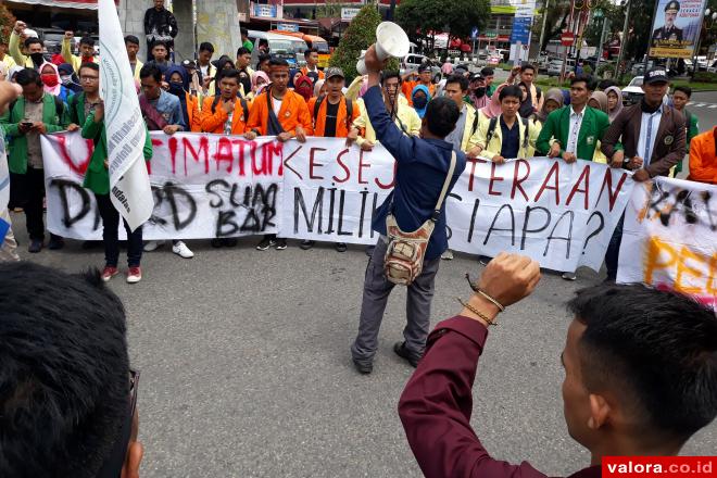 Seratusan Mahasiswa Gelar Demo di Pengucapan Sumpah dan Janji Anggota DPRD Sumbar...