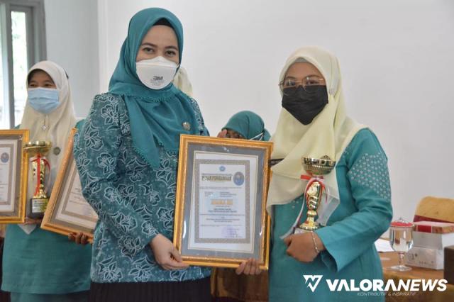 TP PKK Kota Serahkan Hadiah ke PKK Kelurahan