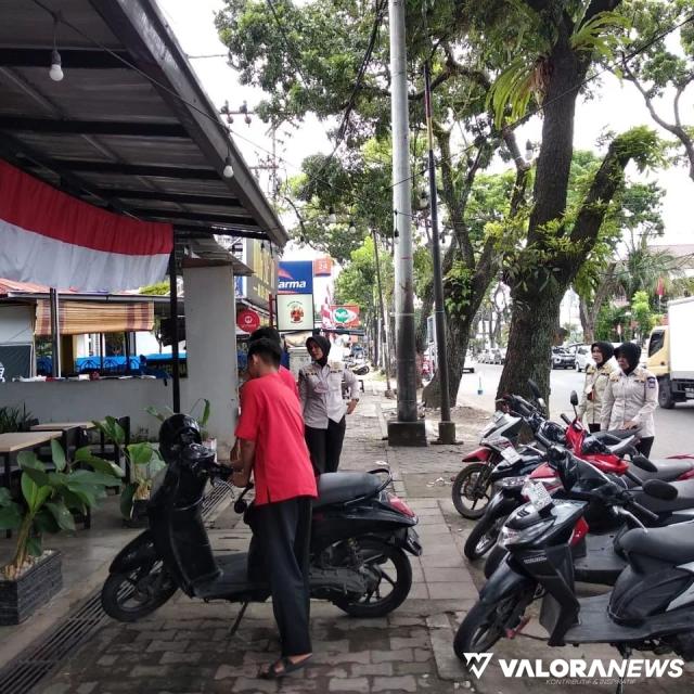 Trotoar Jl A Yani Beralih Fungsi jadi Parkir Sepeda Motor