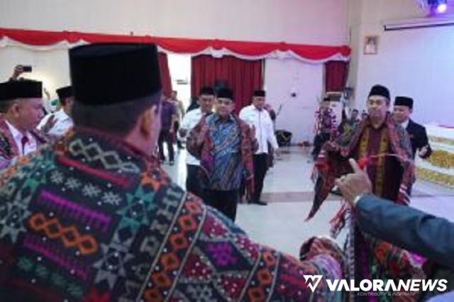 Lantik Pengurus IKANAS Dohot Anak Boruna, Gubernur dan Wagub Riau Kompak Manortor Raja