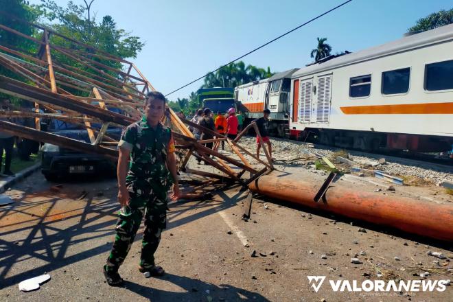 Kereta Api Seret Truk hingga Merobohkan Halte Trans Padang dan Tiang Baliho
