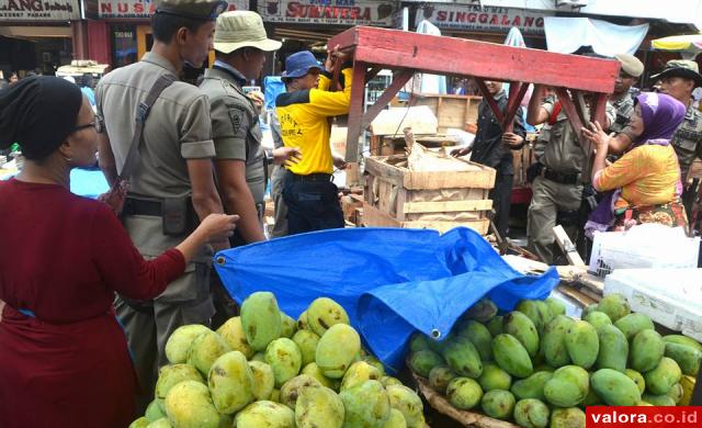 Pedagang di Gang Berita dan Jl Pasar Raya Ditertibkan