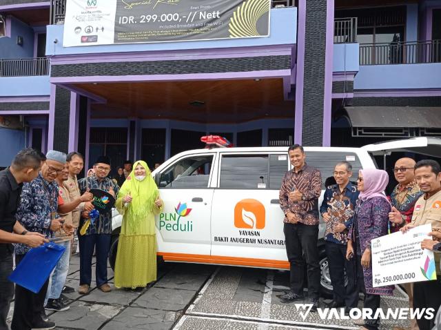 Nevi Zuairina Serahkan Ambulance dari PLN Peduli untuk Masyarakat Bukittinggi