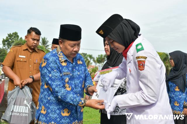 Miliki Loyalitas Tinggi, Pembawa Baki Merah Putih HUT RI Raih Penghargaan Bupati Agam