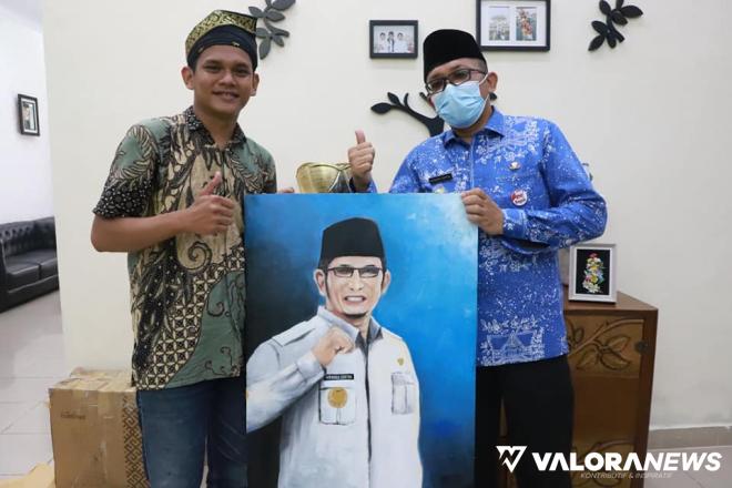 Seorang Disabilitas Sempat Menunggu Tiga Hari demi Serahkan Langsung Lukisan Potrait...