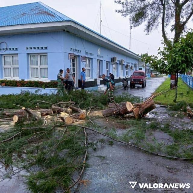 Cuaca Esktrim, Personel Linmas Satpol PP Padang Disiagakan
