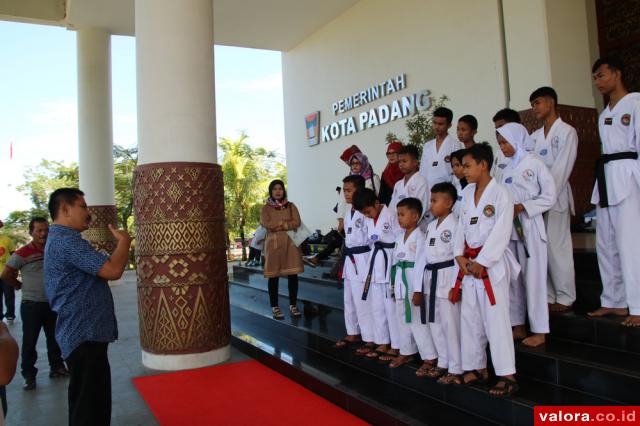 Taekwondoin Dojang Balai Kota Padang Ikuti Piala Walikota Solok Cup II