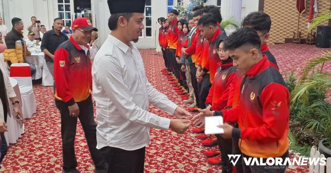 Wako Bukittinggi, Erman Safar menyerahkan bantuan uang saku...