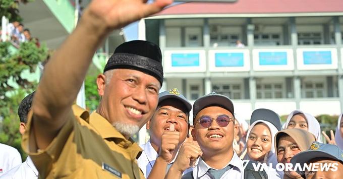 Gubernur Sumbar, Mahyeldi swafoto dengan sejumlah siswa....