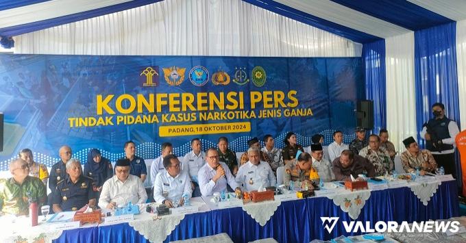 Kepala BNNP Sumbar, Riki Yanuarfi didampingi Ketua DPRD...