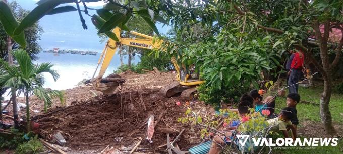 Alat Berat Bantuan Pemprov Mulai Singkirkan Material Longsor di Jalur Tanjung Sani ke...