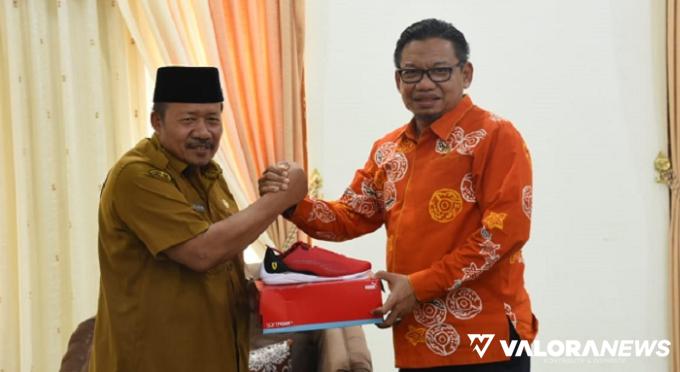 Andri Warman Hadiahi Sepatu Puma Ferarri Merah untuk Ketua DPRD Kota Depok