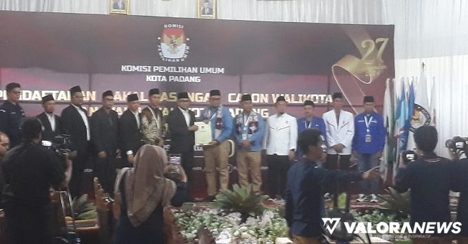 Ketua KPU Padang, Dorri Putra serahkan berita acara...