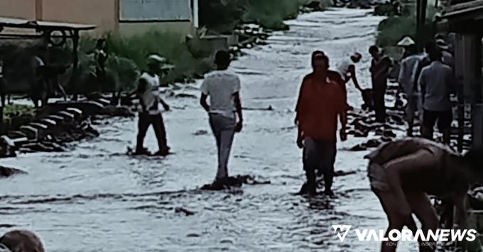 Banjir Bandang Hondoh Nagari Bukik Batabuah, Mobil Parkir di Badan Jalan Bergeser