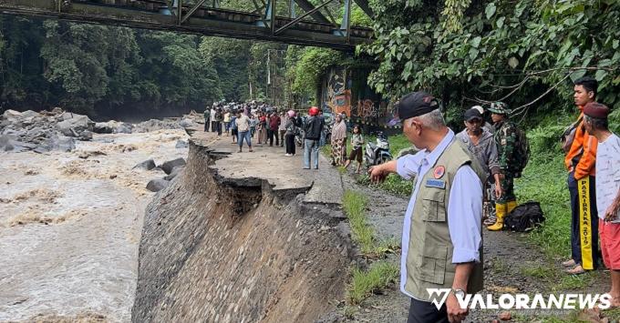Gubernur Sumatera Barat, Mahyeldi mengunjungi lokasi banjir...