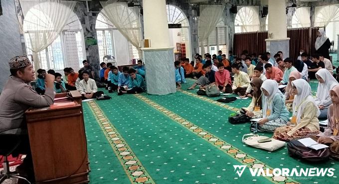 Bhabinkamtibmas Polsek Nanggalo Terangkan Bahaya Hoaks dan Bullying di Pesantren Ramadhan