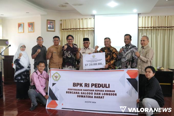 BPK RI Serahkan Bantuan Rp250 Juta untuk Korban Banjir Lahar Dingin Gunung Marapi