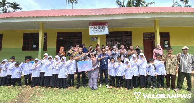 BRI Cabang Painan Salur Beasiswa ke Murid SDN di Linggo Sari Baganti