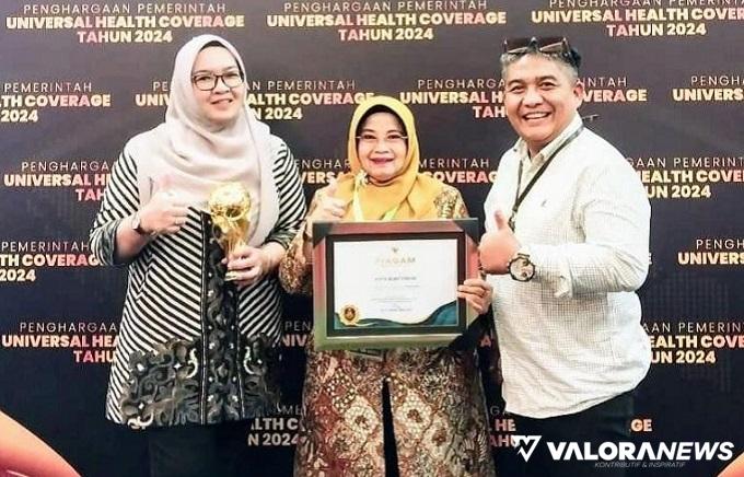 Bukittinggi Raih Penghargaan UHC Award Kategori Madya