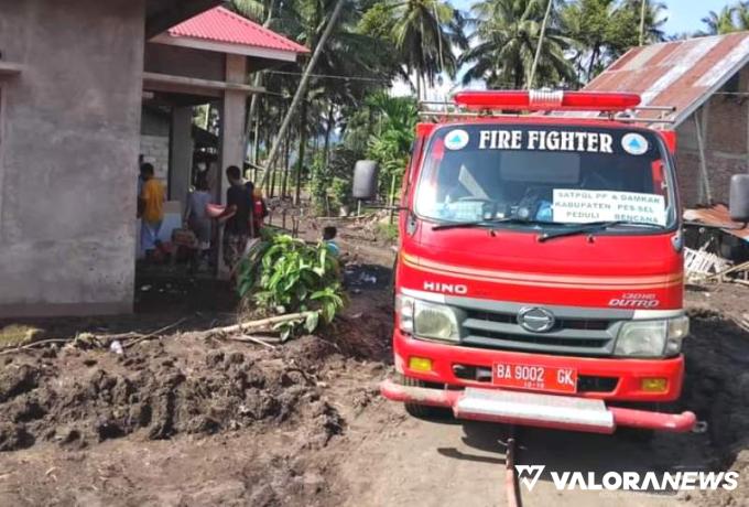 BUPATI PESSEL Apresiasi Tim Damkar yang Berjibaku di Lokasi Bencana Hujan Lahar Marapi