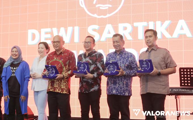 BUPATI PESSEL Terima Penghargaan Dewi Sartika Anwar 2023