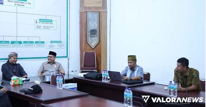 Ketua DPRD Sumbar, Muhidi didampingi Dahrul Idris (Kasubag...