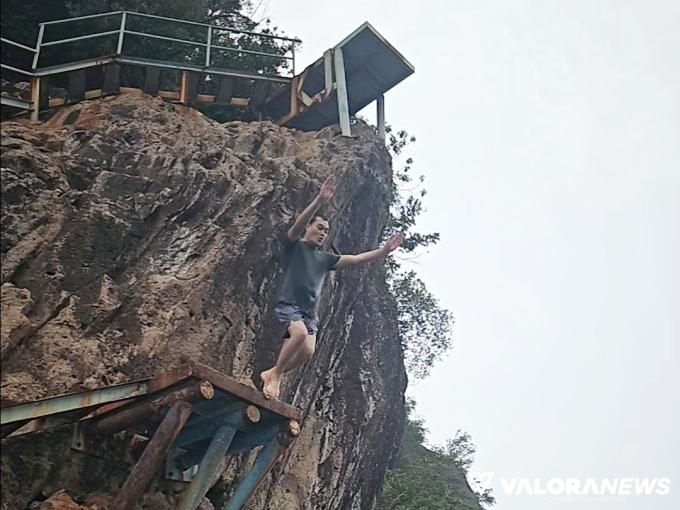 CLIFF JUMPING MANDEH: Uji Nyali di Karang Tinggi Sironjong Kecil