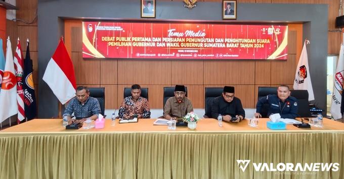 Ketua KPU Sumbar, Surya Efitrimen didampingi anggota, Jons...