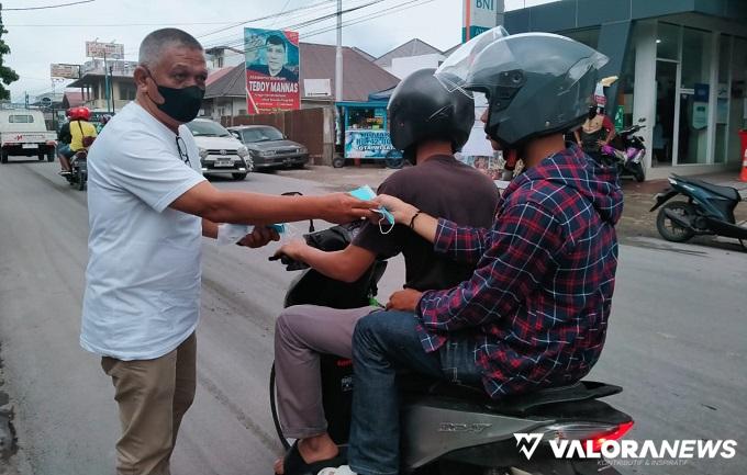 Debu Vulkanik Gunung Marapi Sampai ke Bukittinggi, Chairunnas Bagikan Masker di Jl Sutan...