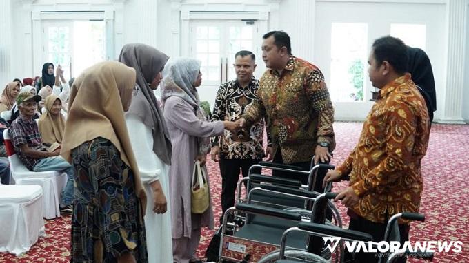 Dinsos Bukittinggi Serahkan Bantuan Sembako dan Kursi Roda untuk Warga Lansia, Ini...