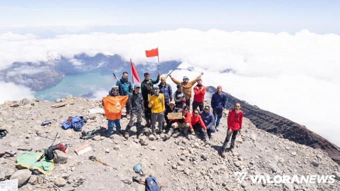 Direktur PT TI Bersama 16 Pendaki Kibarkan Merah Putih di Puncak Gunung Rinjani