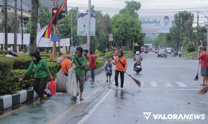 DLH Agam Terjunkan 53 Personel Bersihkan Sampah Pasca Pawai Alegoris