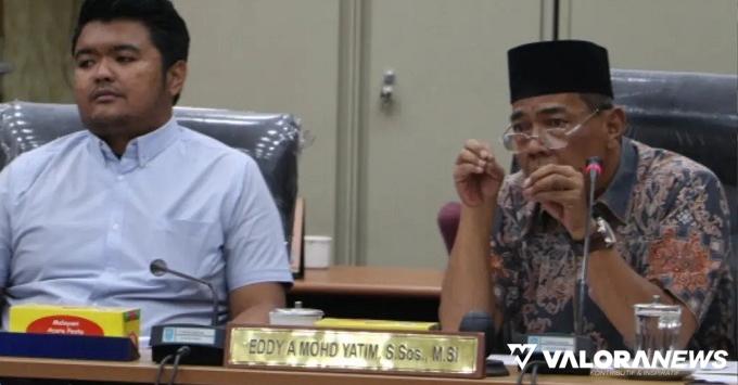 Ketua Komisi I DPRD Riau, Eddy A Mohd Yatim (kanan) saat...