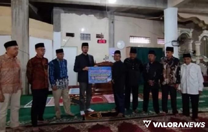 Erman Safar Serahkan Hibah Rp5 Miliar untuk Pembangunan Masjid Jami' Mandiangin