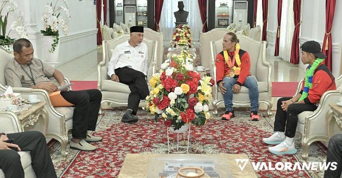 Gubernur Sumbar, Mahyeldi berdialog dengan peraih emas...