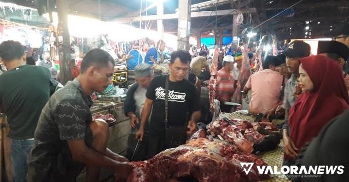 Pedagang daging sapi di Pasar Serikat Lubuk Basung.