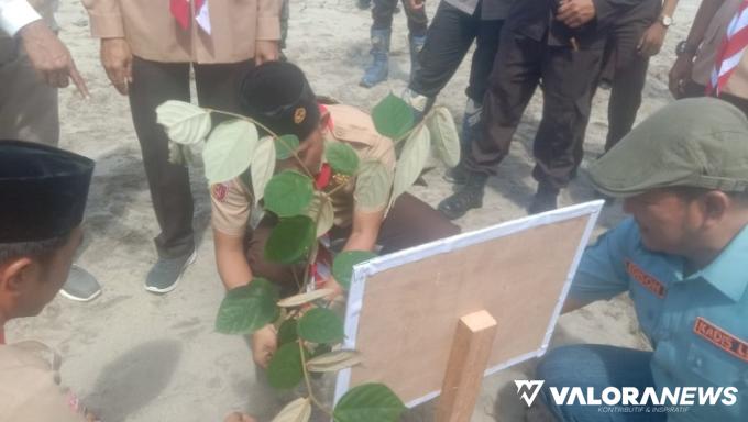 Hari Bhakti Adhyaksa ke-63, Kejari Pasbar Tanam Pohon Pelindung di Pantai Sikabau