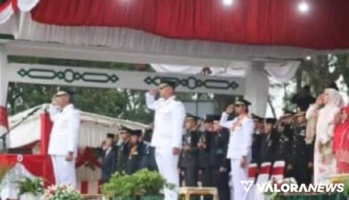 Hujan Deras Warnai Tugas Tim Garuda Putih Paskibraka Bukittinggi Turunkan Sang Saka