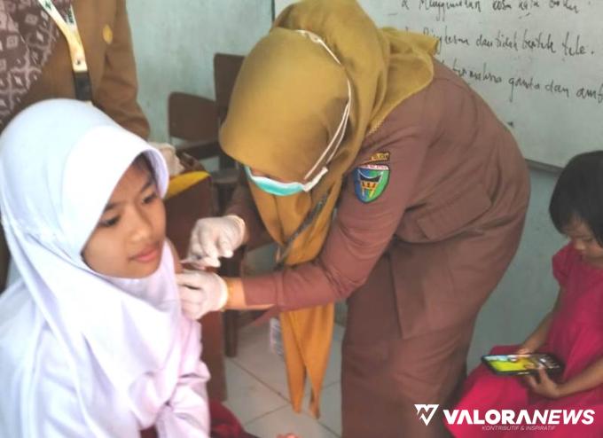 IMUNISASI ANAK: Nakes Tapan Kunjungi SDN 05 Malepang