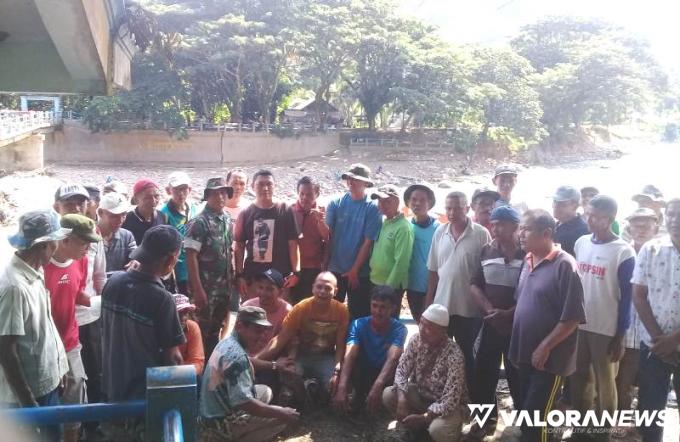 IRIGASI RUSAK: Warga Kampung Ganting Lengayang Pessel Gotong Royong Memperbaiki