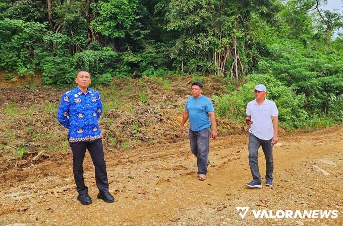 Kadis PUPR Pasbar Tinjau Jalan ke Rura Patontang, Pelebaran akan Dikerjakan melalui TMMD
