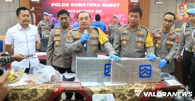 Kapolda Sumbar, Irjen Pol Suharyono didampingi pejabat...