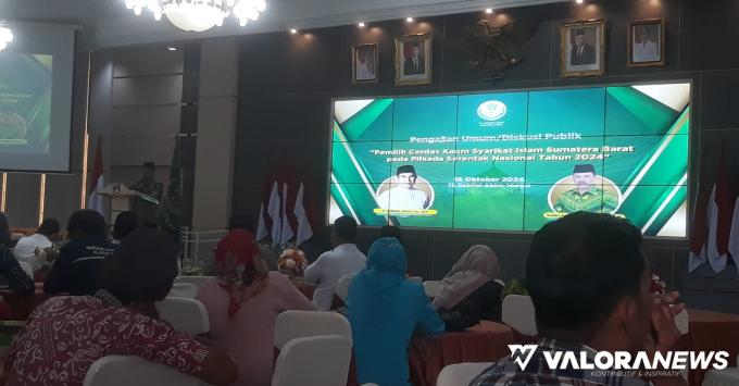 Ketua Syarikat Islam Sumbar, Mukhlis Mansyur  memberikan...