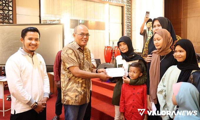 Ketua DPRD Sumbar Salurkan 76 Paket Lebaran untuk Keluarga Seniman